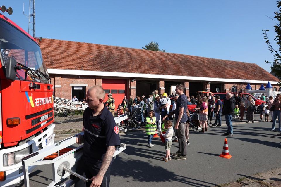 Heel veel volk op de opendeur van brandweer Zandhoven aan de kazerne.