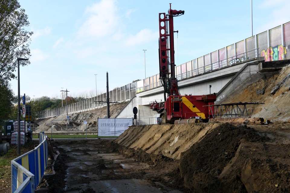 De voorbereidende werken zijn al volop aan de gang. In mei 2022 zou de fietsbrug gebruiksklaar moeten zijn.