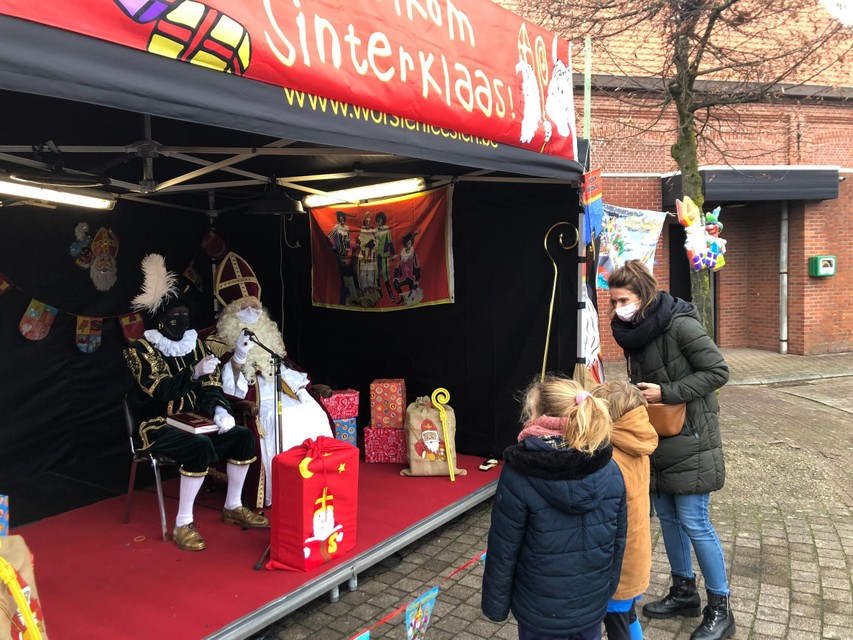 Sinterklaas en Zwarte Piet maken in Vlimmeren een praatje met twee kinderen en hun mama. 