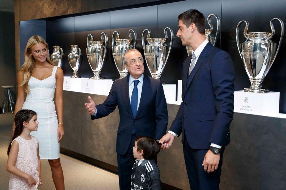 Mishel met Courtois en zijn kinderen tijdens de contractverlening bij Real Madrid.