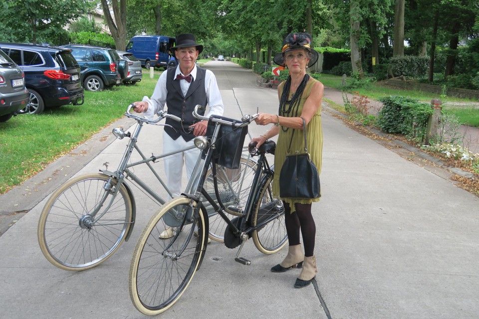 Het echtpaar Vos op hun oude Gazelle-fietsen.