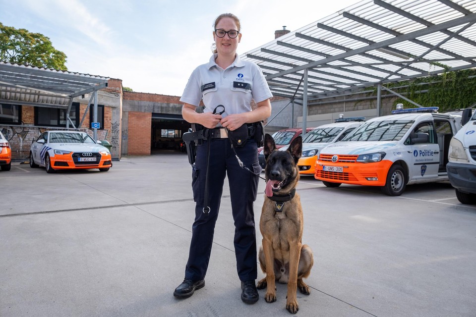 Inspecteur Véronique Schatteman met Diaz, een Mechelse herder van acht maanden en haar toekomstige patrouillepartner.