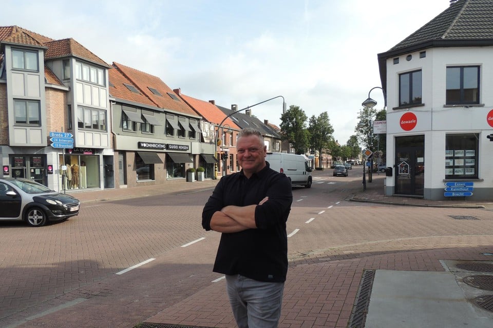 Rudy Herrijgers aan Den Driehoek, met rechts het Brouwershuis (nu immobiliën). Links, waar nu een kledingwinkel is, was dancing The Love.