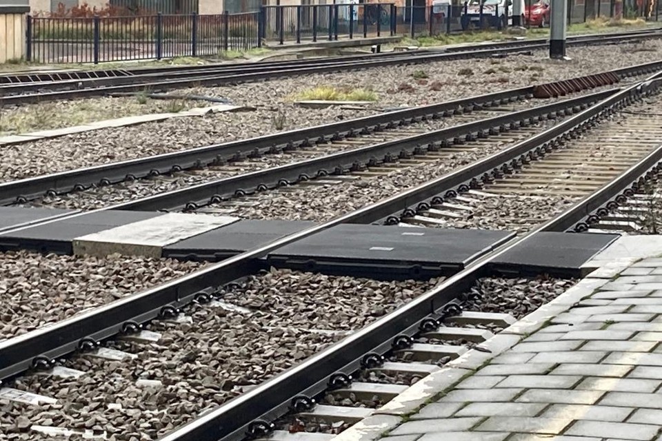 De doorgang voor minder mobiele mensen naar de perrons 2 en 3. 
