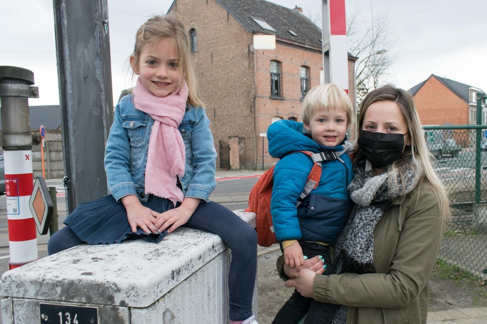 “Er mag gerust naar een oplossing gezocht worden, maar makkelijk zal dat niet zijn”, weet Sara Somers die net haar kinderen Fenne en Emil Goovaerts van de school heeft afgehaald.