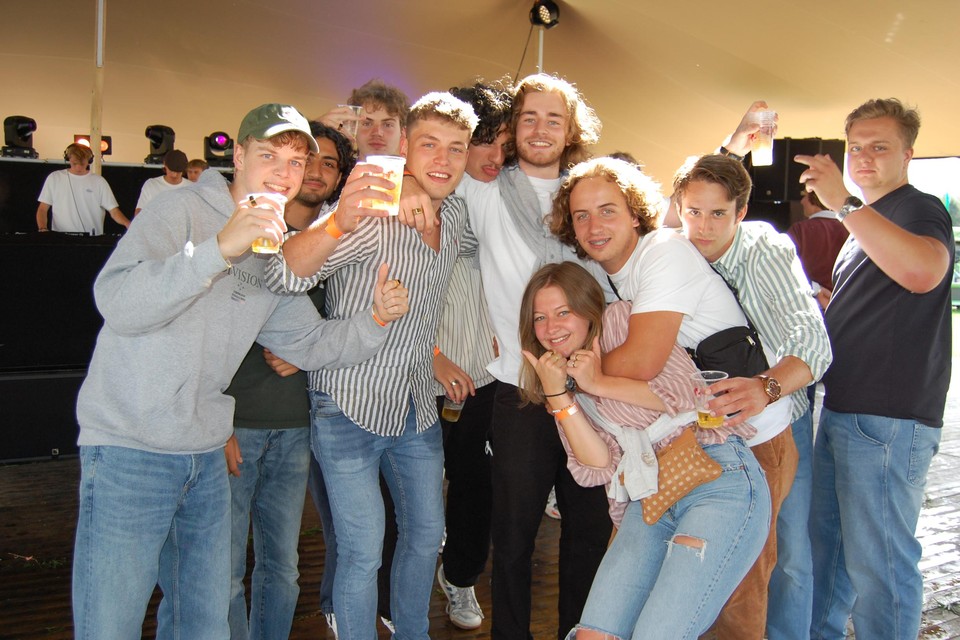 Hendrik en zijn vrienden mogen eindelijk weer dansen en knuffelen: “Schrik om hier besmet te raken? Helemaal niet!”