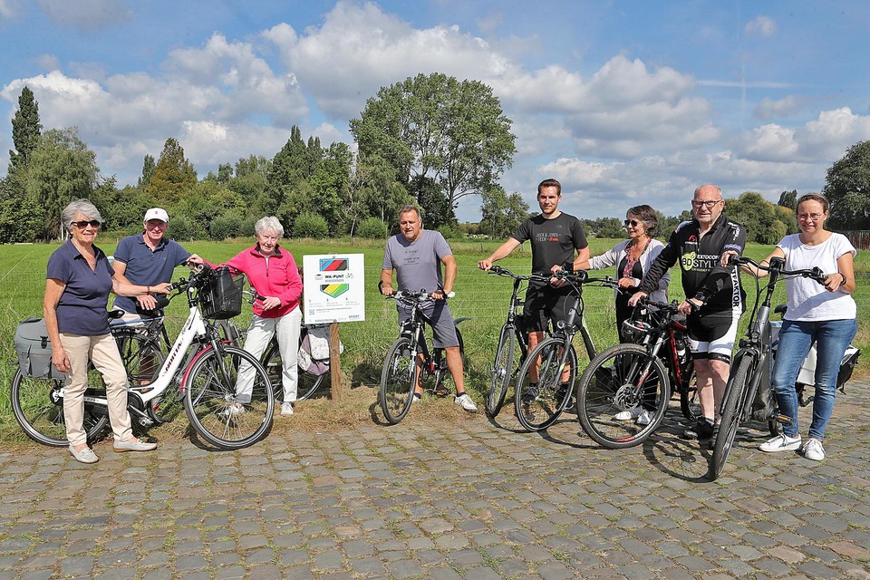 Schepen Ivo Andries (rechts naast bord) rijdt de tocht van 40 kilometer mee in.