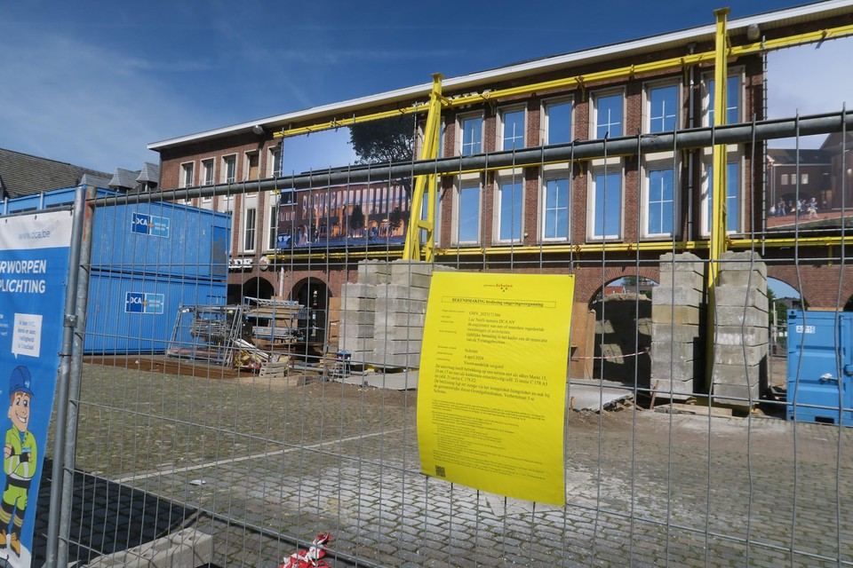 Het is stil op de werf van de marktgebouwen en daar is een specifieke reden voor. De gele affiche is de onlangs toegekende nieuwe vergunning voor bronbemaling of het onttrekken van water uit de ondergrond.