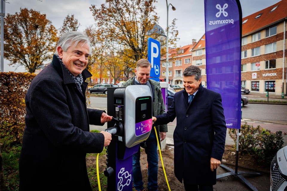 Proximus-topman Dirk Lybaert, waarnemend burgemeester Alexander Vandersmissen en Vlaams minister Bart Somers namen donderdag de eerste nieuwe laadpaal in gebruik. 