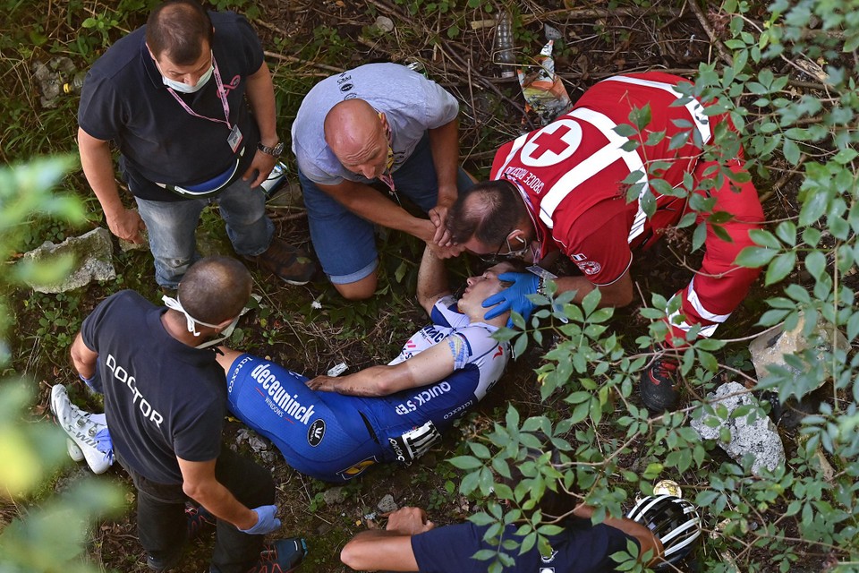 15 augustus 2020: Drama in de Ronde van Lombardije: Evenepoel duikt in een afdaling over een muurtje de diepte in. 