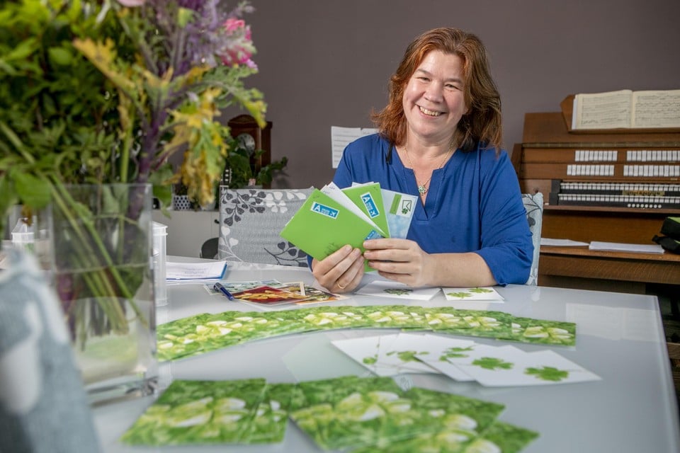 Marleen op den Buijs (47) bij een aantal kaartjes die klaarliggen om verstuurd te worden.