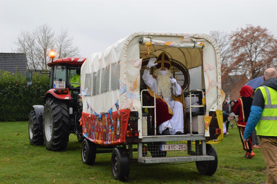 Sinterklaas zat op een troon in de huifkar.