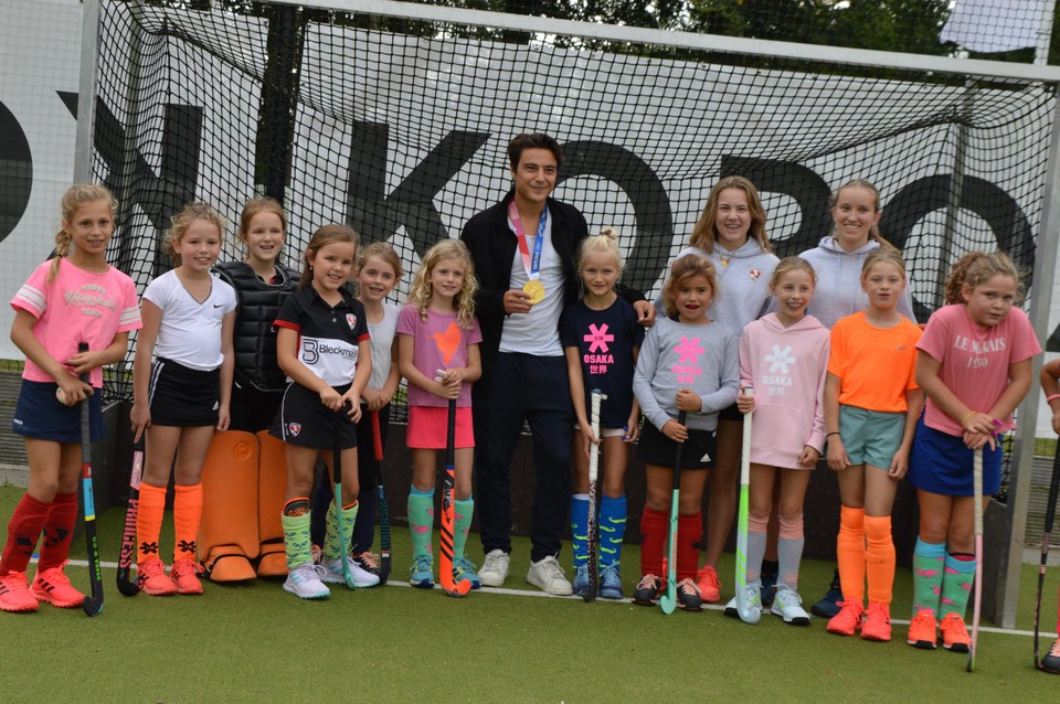 Thomas Briels bezoekt HC Blackbirds en toont zijn gouden plak van Tokio.