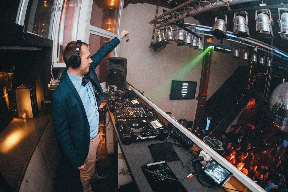 Ruben Geerts, alias DJ Woefbass, toert vanaf 5 februari vijf weken lang door Vlaanderen DJ-Land. 
