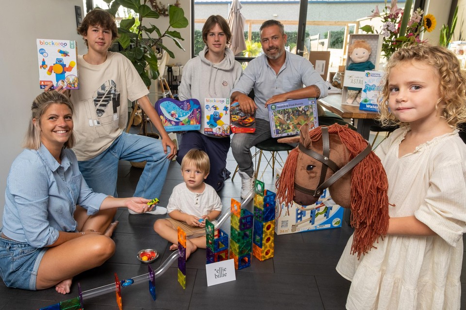 Ellen en Christof met hun kinderen Seppe, Simon, Tijl en Billie, laten enkele voorbeelden zien van het speelgoed dat ze met Elliebillie aanbieden. 