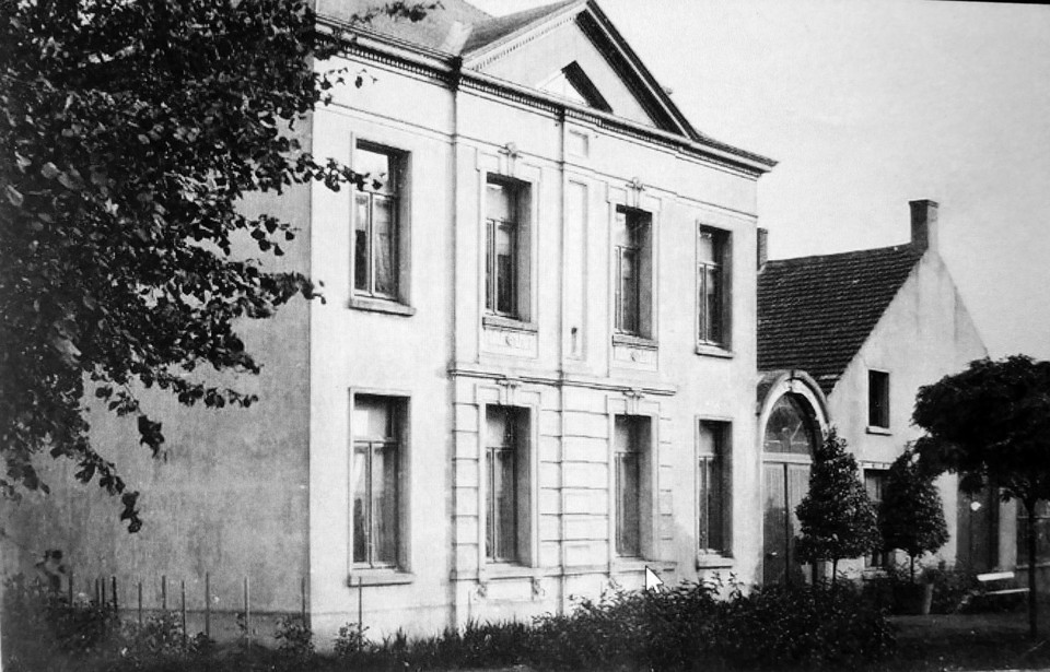 Het Baeyenshof (1909) is een van Essens vatsgoedpareltjes.