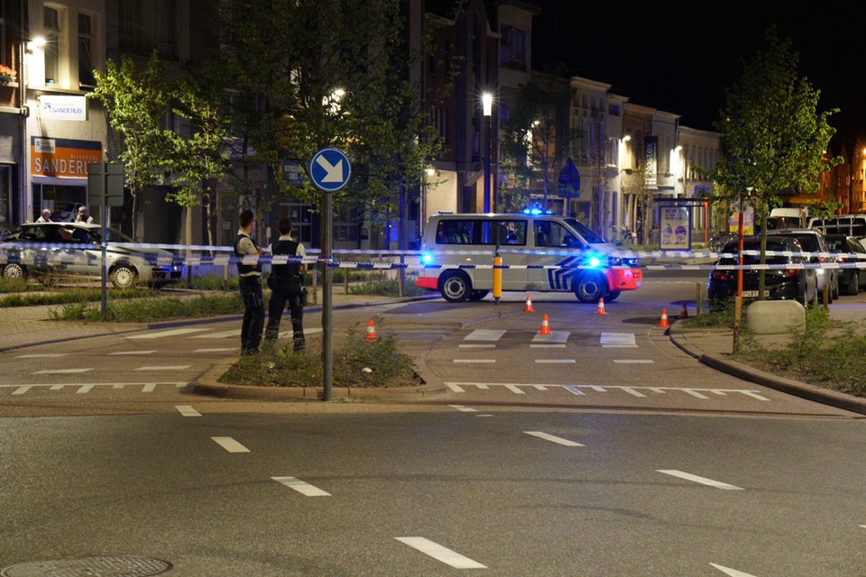 De politie aan de bocht van de Grote Nieuwedijkstraat na de schietpartij in de Nekkerspoelstraat. 