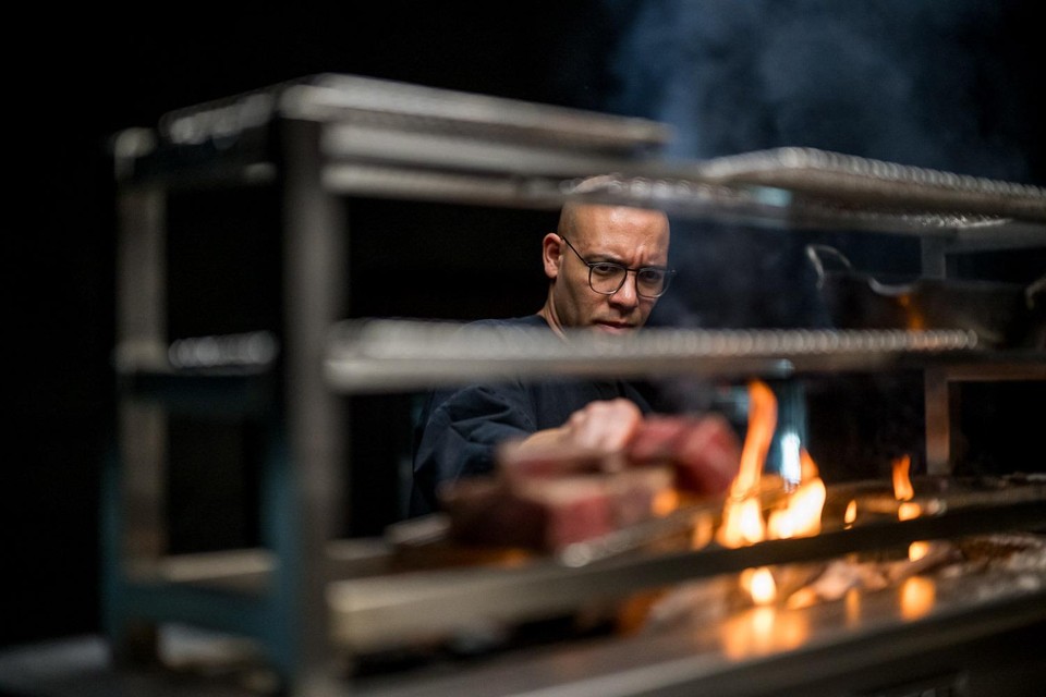 De chef gebruikt een hete Josper-grill.