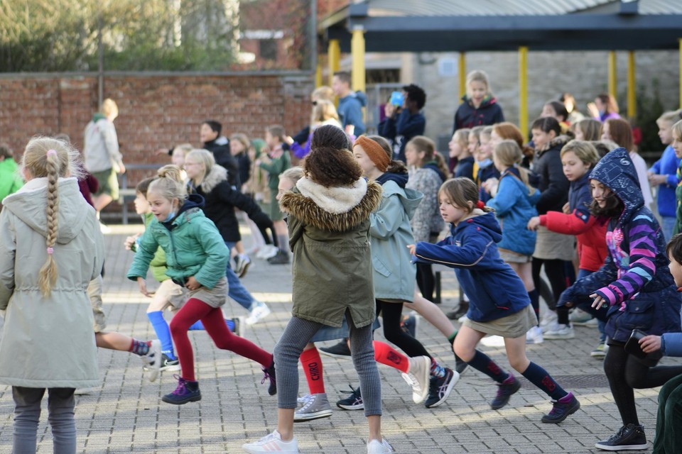 Kinderen spelen schipper mag ik overvaren.