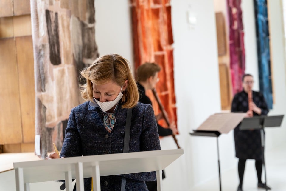 De Oostenrijkse ambassadeur Elisabeth Komfeind bezocht een tentoonstelling waarvoor haar thuisland bijzondere kunstwerken uitleende.