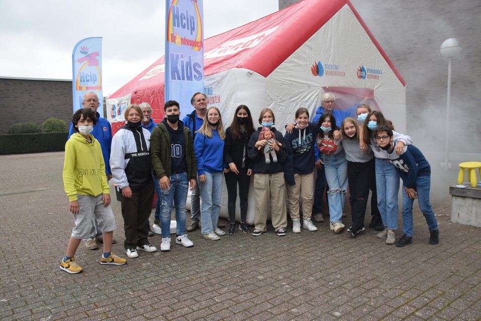 Enkele leerlingen van Campus Het Spoor bij de mobiele rookkamer.