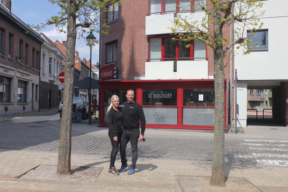 Mariska en Bjorn van brasserie De Hoogpoort kunnen met hun terras twee parkeerplaatsen innemen in de straat links. Zij zien de meerwaarde niet: “Mensen zitten tussen de hekken, naast voorbijrijdend verkeer.”