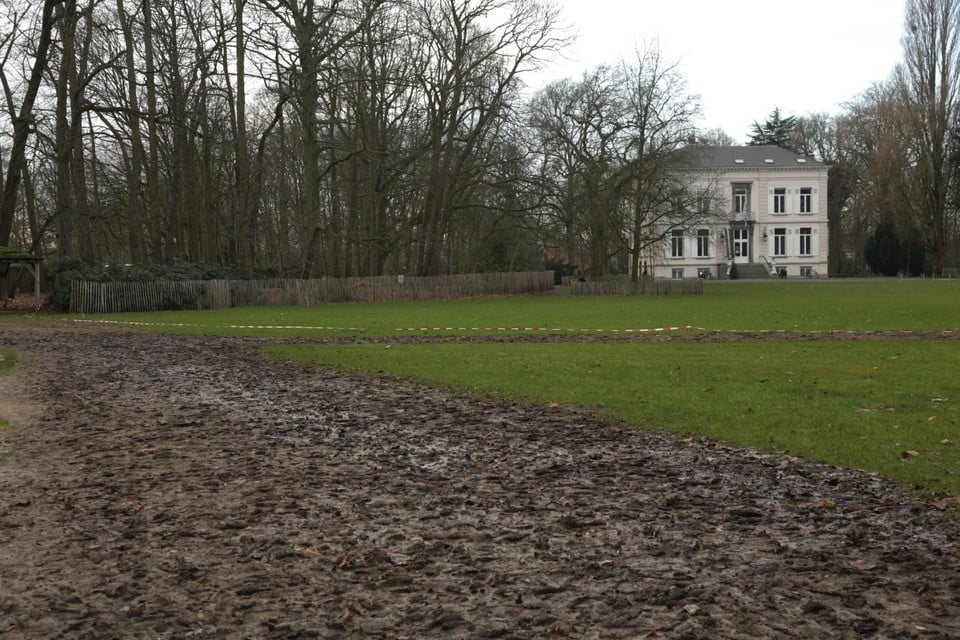 Het Hof De Bist ligt in een watergevoelig gebied, maar zo‘n modderpoel had het district niet verwacht. 