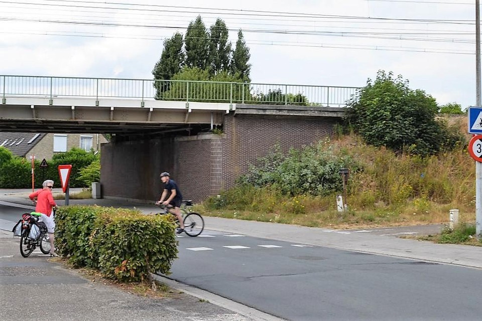 De Nieuwe Molenstraat wordt ter hoogte van de spoorwegbrug ‘geknipt'.