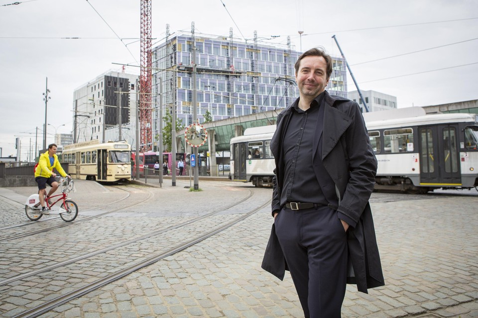 Volgens professor stedenbouw Maarten Van Acker moet er meer aandacht gaan naar de beleving van de openbare ruimte.
