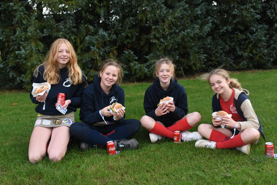 Enkele chiroleden sluiten de schooldag af met een hamburger.