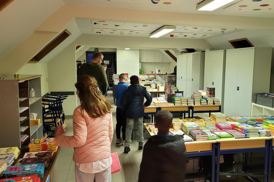 De eerste boekenbeurs op de Sint-Michielsschool was geslaagd. 
