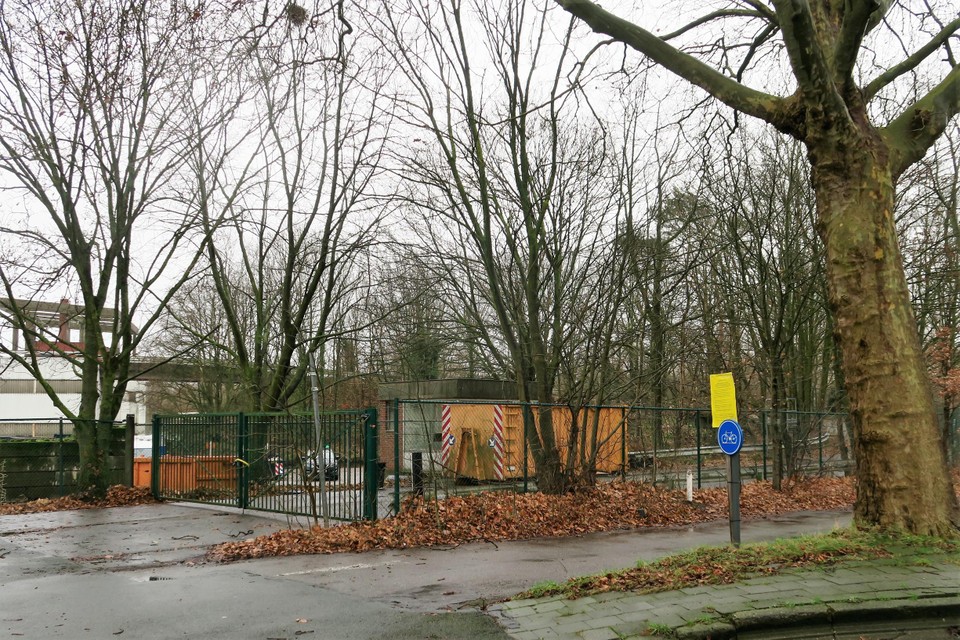 Het openbaar onderzoek wordt onder meer bekendgemaakt door deze gele affiche bij de toegang tot de oude stortplaats, naast het containerpark in de Sluizenstraat. 