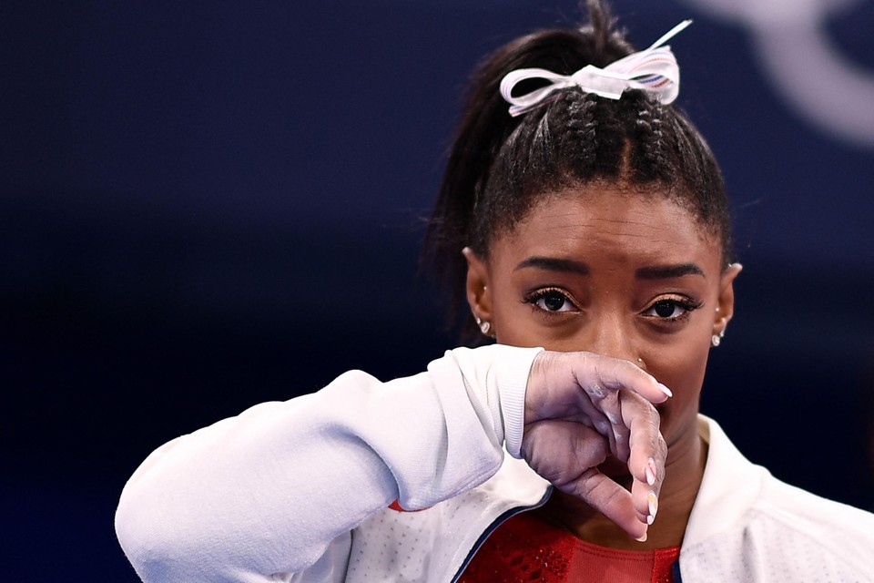 Tranen bij Simone Biles, die geblesseerd moest toekijken hoe Rusland verrassend het goud pakte.