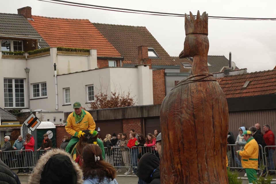 Houten ganzenbeeld kijkt toe.