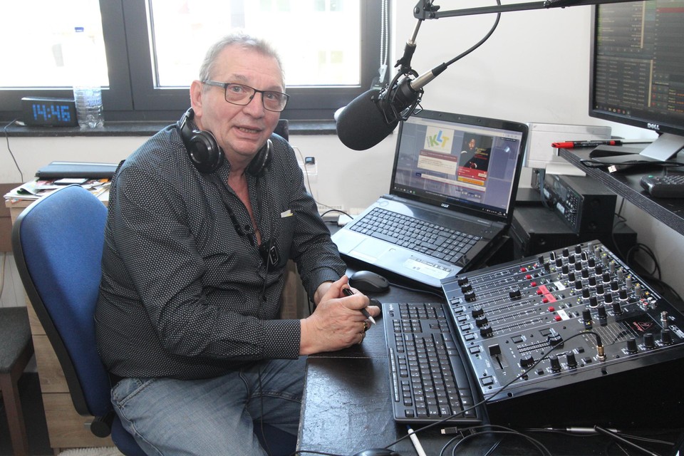 Hedwig ‘Joost Collings’ Huybrechts in zijn eigen radiostudio bij hem thuis in Tielen.