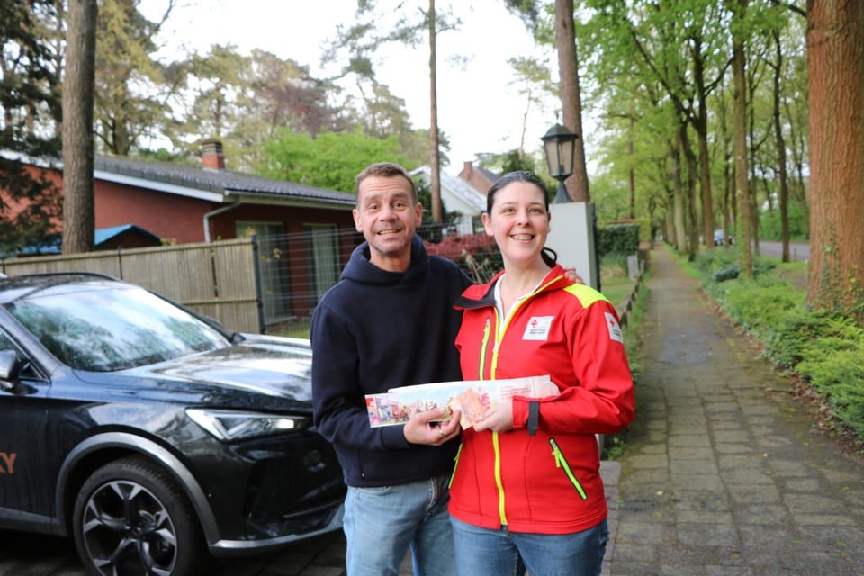 Sam Gooris koopt de eerste pleisters van medewerkster Annemie Blomme.