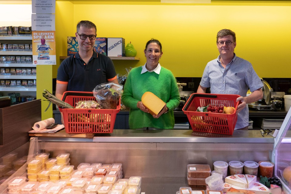 “Aan de prijzen van Colruyt kunnen wij niet tippen. Toch is het alle dagen gezellig druk in onze winkel”, zeggen Sven en Tinne van Voeding Hodonk, hier samen met schepen Koen Claessens (rechts). 