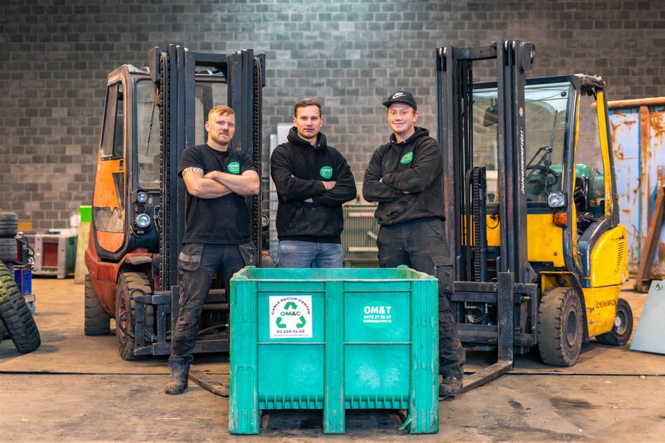 Tom, Joery en Marc junior Hanzen recyleren sinds 2020 kabels en metalen in Brecht.