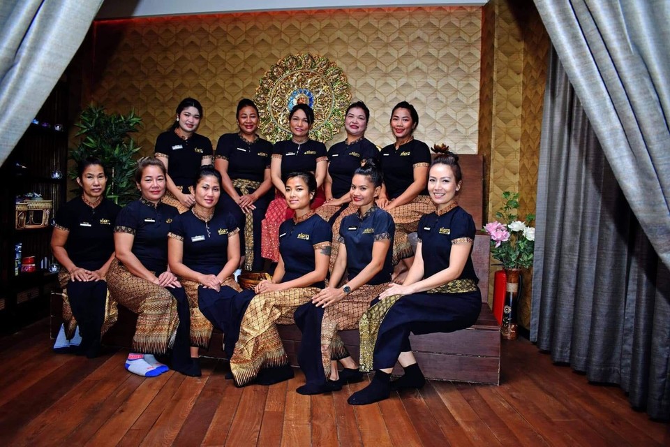 Het team van Siam Spa & Relax uit Schilde, met centraal achteraan zaakvoerster Alisa Charoenwong.