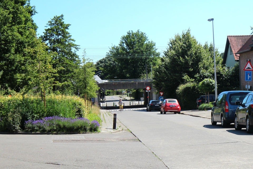 De Donderbrug blijft nog heel even langer alleen toegankelijk voor fietsers en wandelaars. 