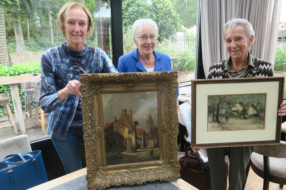 De zussen Kristien, Lieve en Myriam met de erfstukken van wijlen hun vader, die verzot was op antiek.