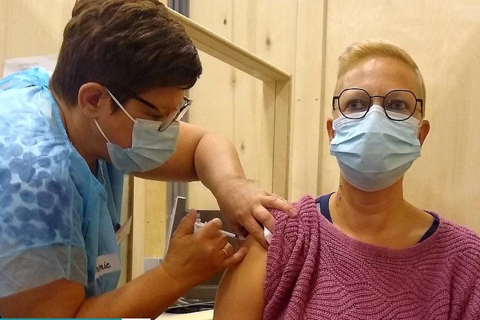 De 50-jarige Marijke Scheltjens uit Lichtaart krijgt haar tweede prik. Die prik is meteen het vijftigduizendste vaccin dat in het vaccinatiecentrum in Tielen (Kasterlee) is geplaatst.