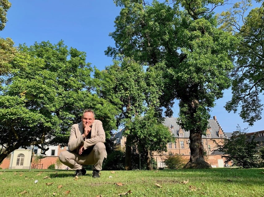 Schepen Princen in de stiltetuin ‘van de bisschop’.