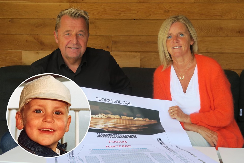 Gie en Manuela, de ouders van Sander (inzet), bij het zaalplan van de grote Koningin Elisabethzaal dat gelukkig helemaal opgevuld geraakt voor ‘Scala met een gouden randje’, het benefietconcert voor de kankerafdeling van het kinderziekenhuis in Gent.