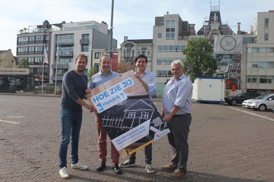 De burgemeester en de bevoegde schepenen met een poster rond het project. Om zo veel mogelijk mensen te betrekken trekt de stad zelf naar moeilijk bereikbare groepen.