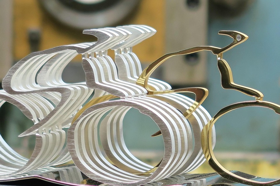 Ingezoomd blijkt pas hoeveel aandacht werd besteed aan de details in deze trofee. Pure ambachtskunst.