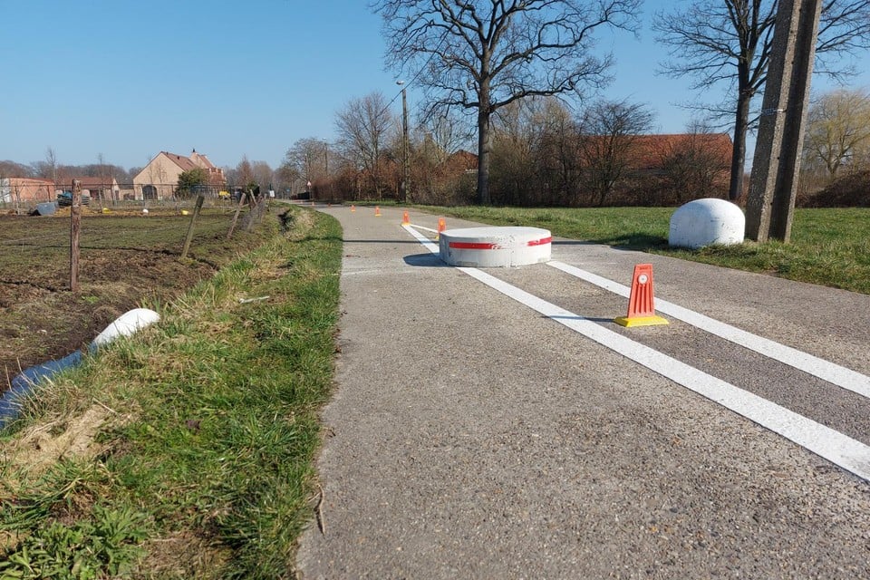 Iemand kieperde de linkse betonblok in de gracht.