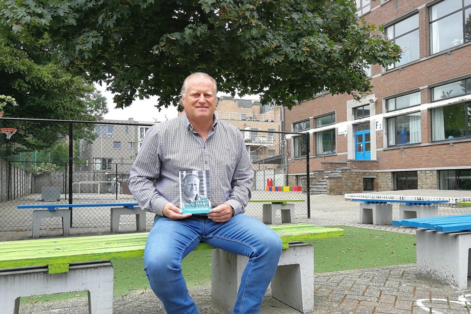 In zijn boek gaat schooldirecteur Peter Stockmans ook de minder fraaie kanten van het schoolleven niet uit de weg. “Maar de mooie momenten overheersen.”