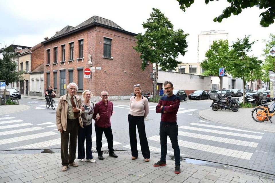 Enkele van de omwonenden die zich zorgen maken. Piet Hemerijckx en Nathalie Posson rechts op de foto.