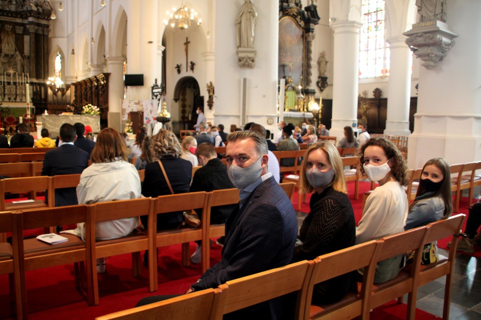 Papa Kim, mama Ilse, zus Hannelore en communicant Rosalie moesten de hele viering lang hun mondmasker op houden.